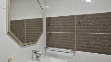 Produtos de toalete grátis, secador de cabelo, toalhas de banho