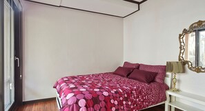 Double and Single Room (103), 1 double bed and 1 Japanese Futon | Free WiFi, bed sheets - Jiwoljang Guest House (Seoul)