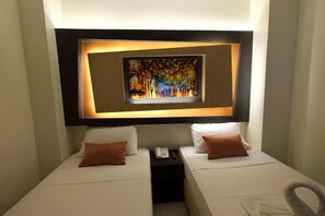 Escritorio, cortinas blackout, wifi gratis y ropa de cama