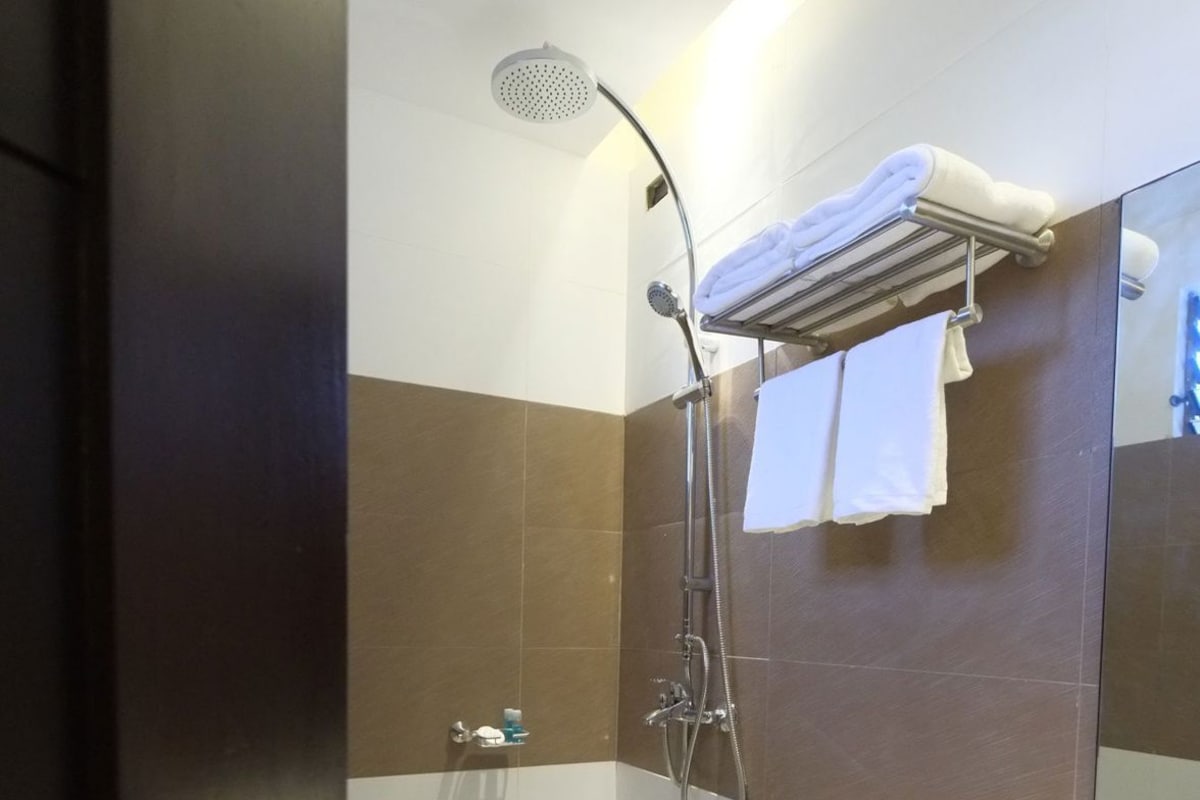 Bathroom | Shower, rainfall showerhead, free toiletries, bidet