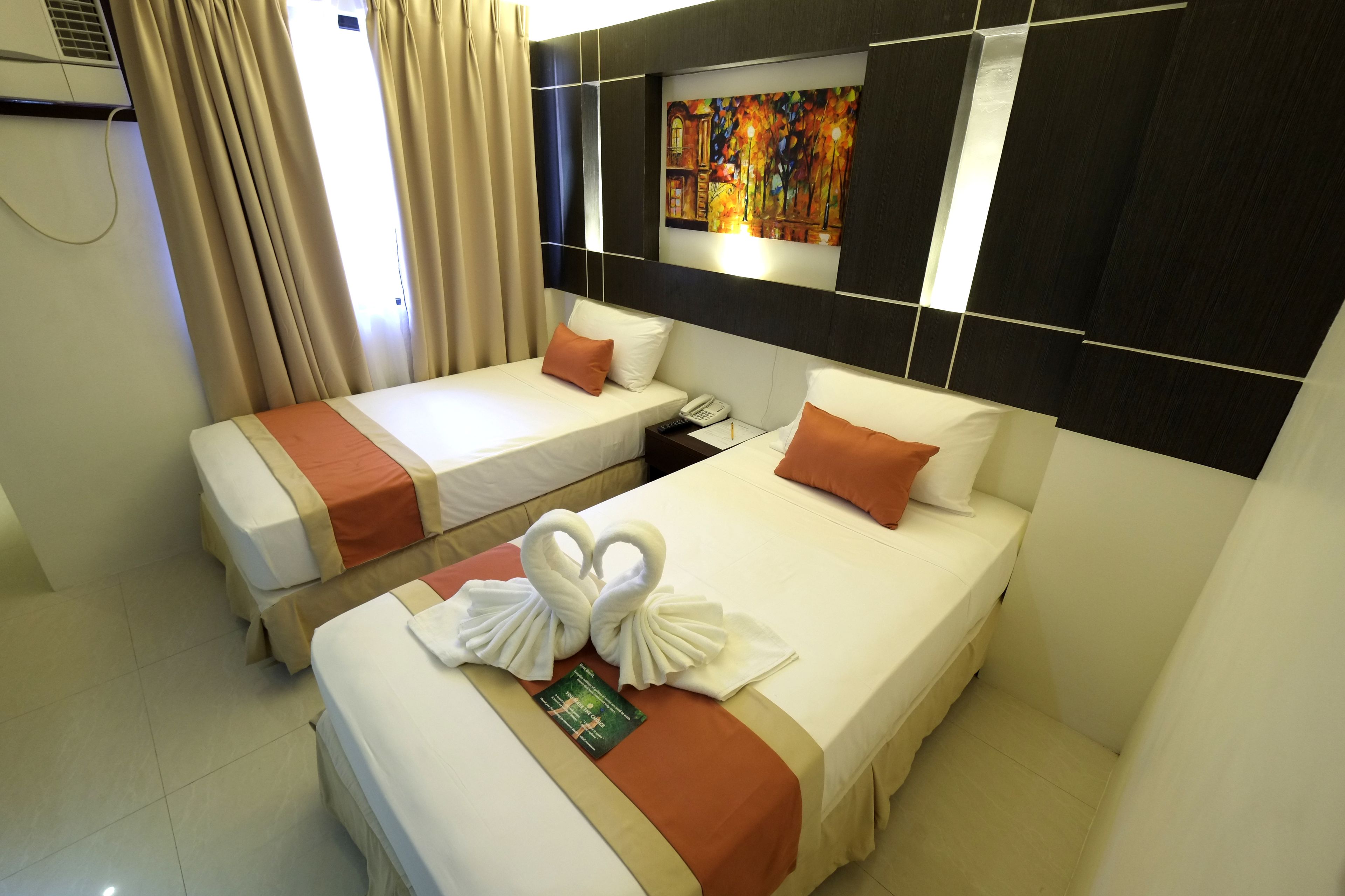 Habitación Deluxe | Escritorio, cortinas opacas, wifi gratis y ropa de cama