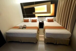 Superior Double or Twin Room | Meja, langsir/tirai gelap terus, Wi-fi percuma, cadar katil 