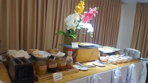 Petit déjeuner buffet servi tous les jours en supplément