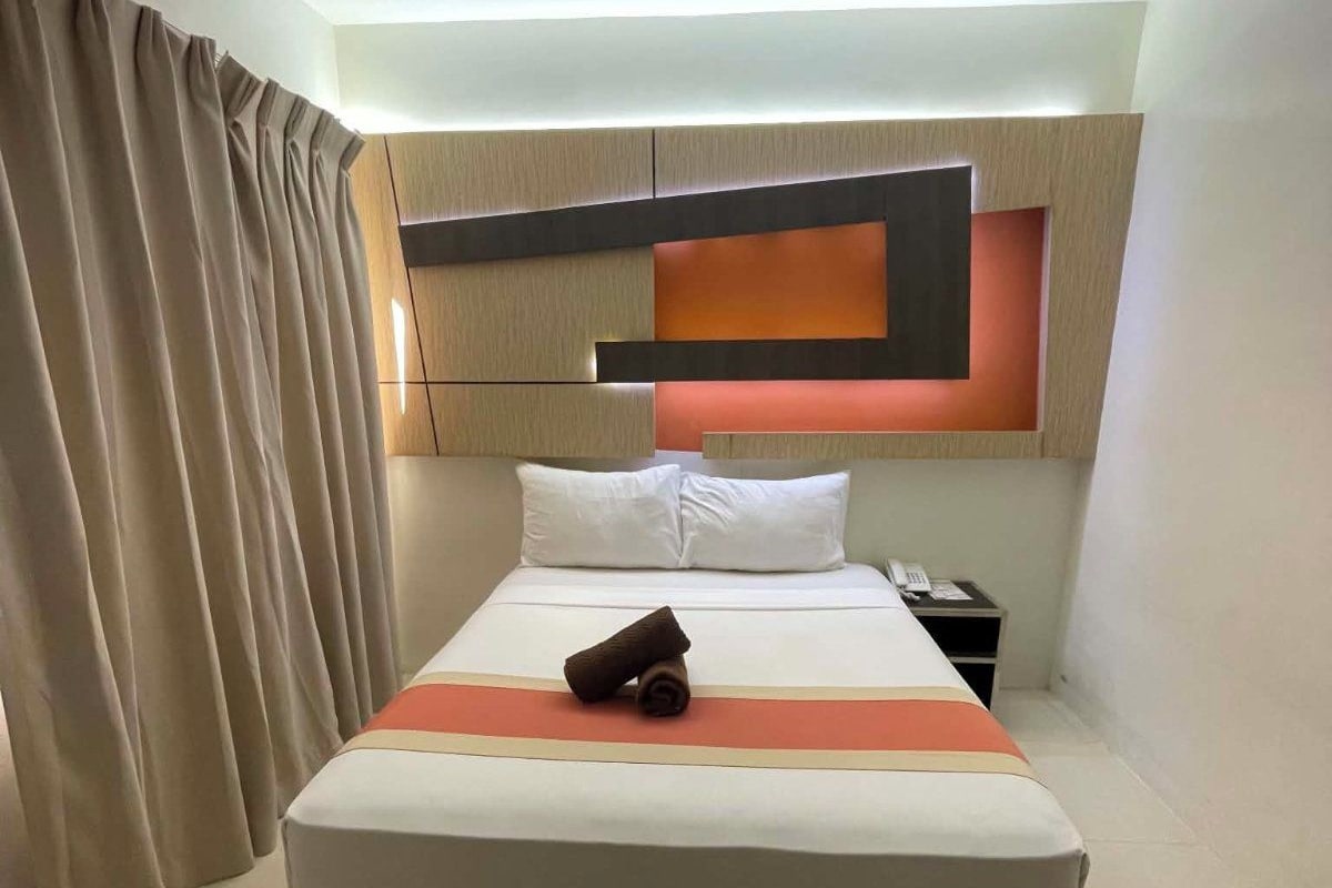Desk, blackout drapes, WiFi (free), bed sheets