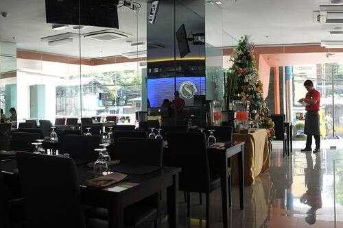S'hi serveixen esmorzars, dinars i sopars