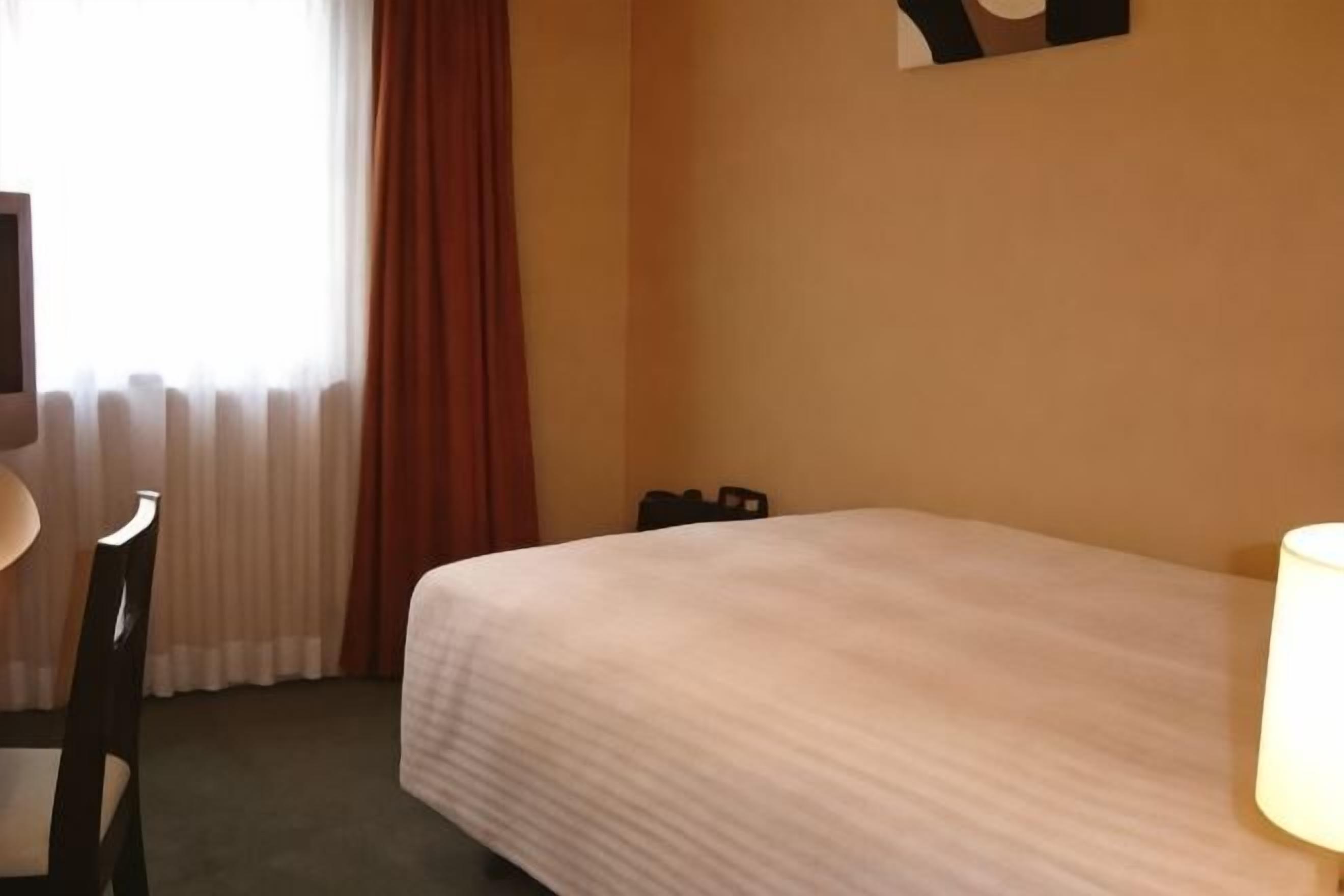 Työpöytä, pimennysverhot, ilmainen Wi-Fi, vuodevaatteet