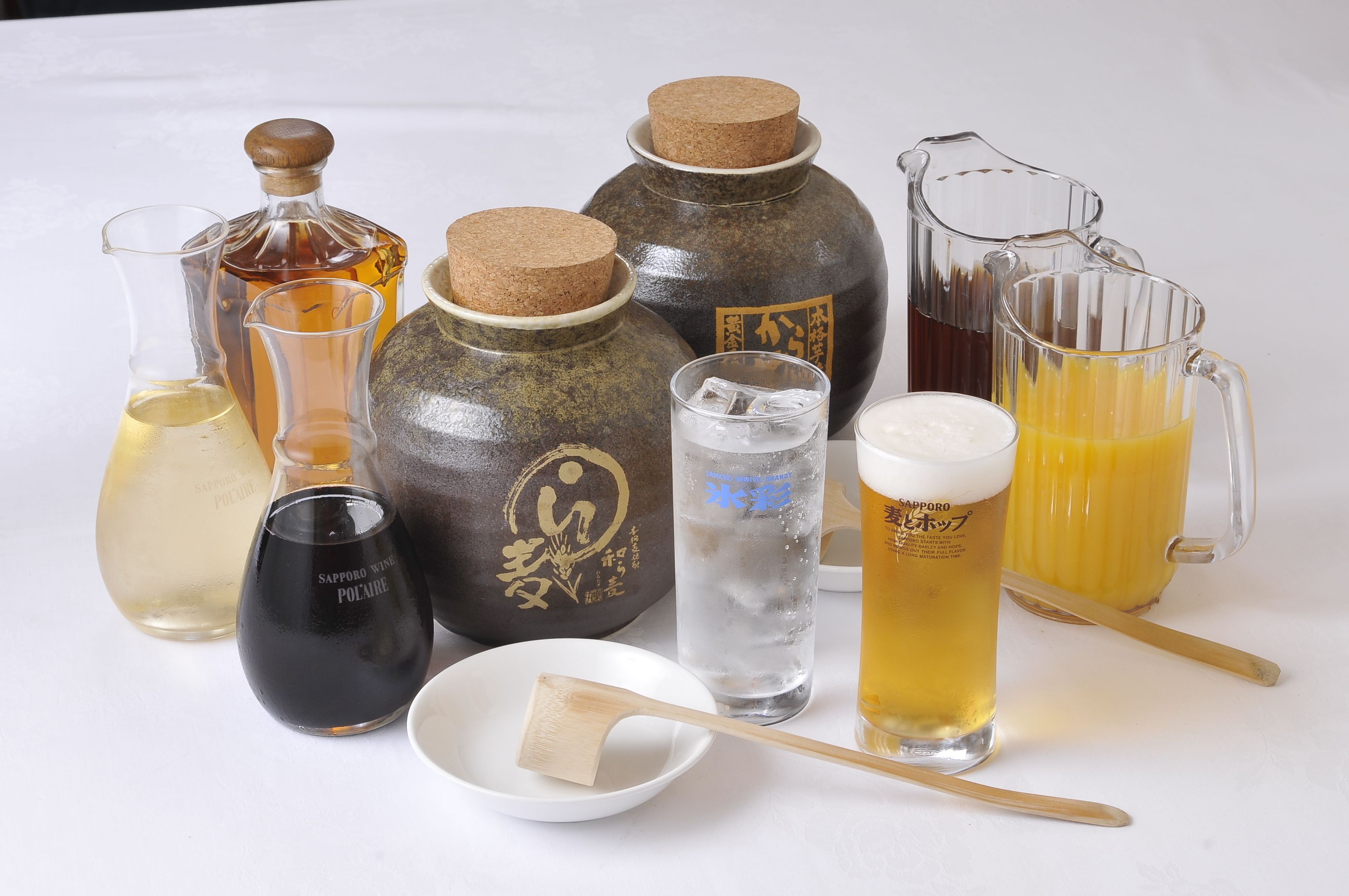 Forskellige glas og beholdere på et bord.