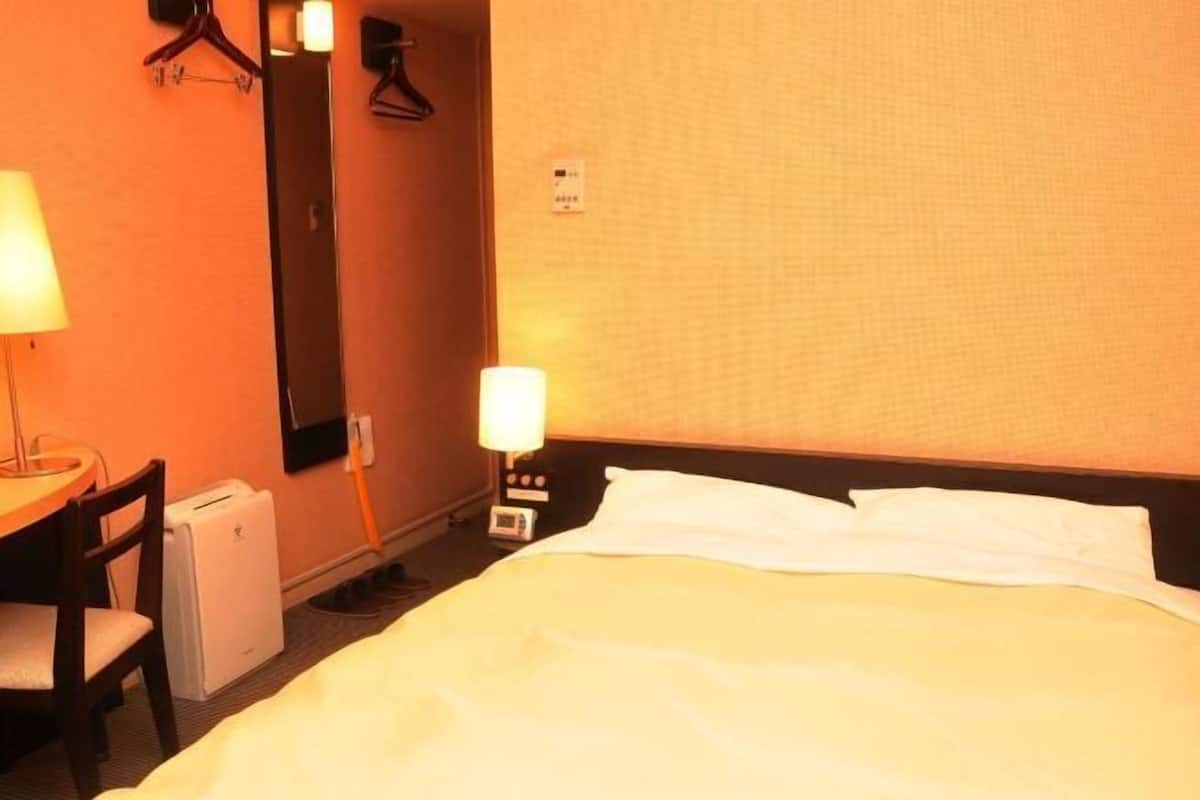 Escritorio, cortinas blackout, wifi gratis y ropa de cama