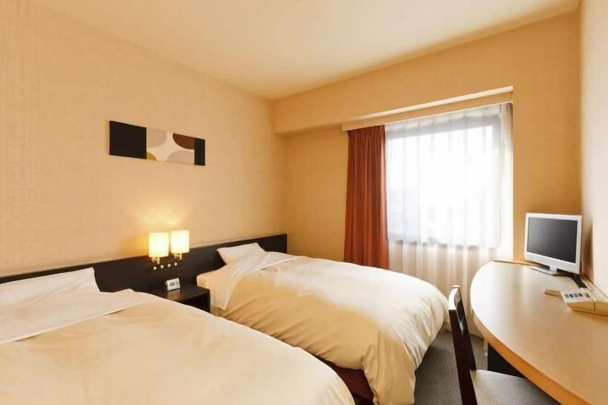 Escritorio, cortinas blackout, wifi gratis y ropa de cama