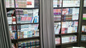 Una biblioteca con varias estanterías llenas de libros.