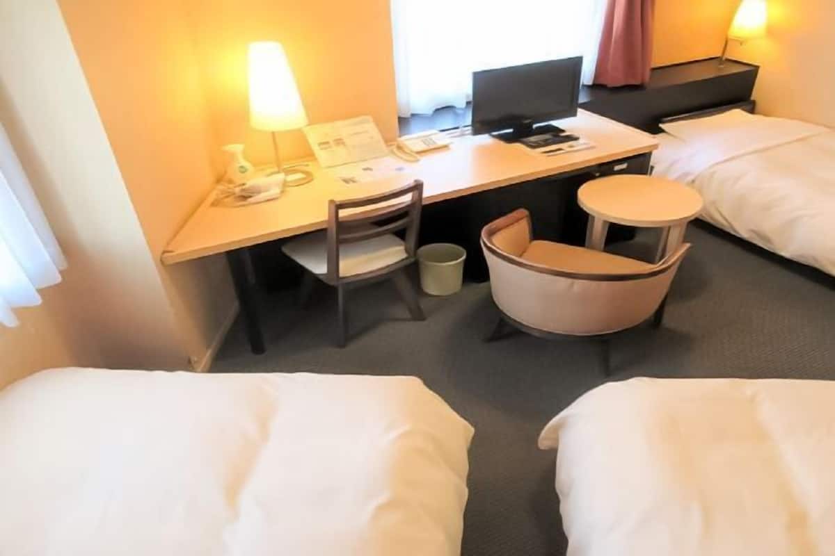 Escritorio, cortinas blackout, wifi gratis y ropa de cama