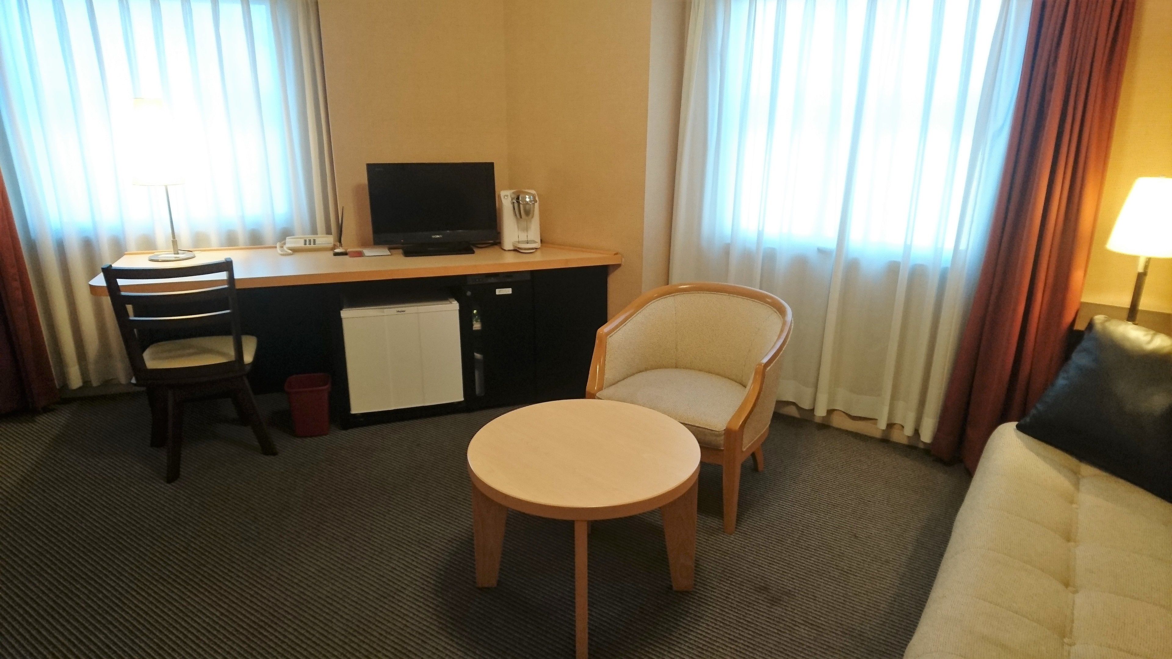 Escritorio, cortinas blackout, wifi gratis y ropa de cama 