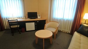 デスク、遮光カーテン、WiFi (無料)、ベッドシーツ