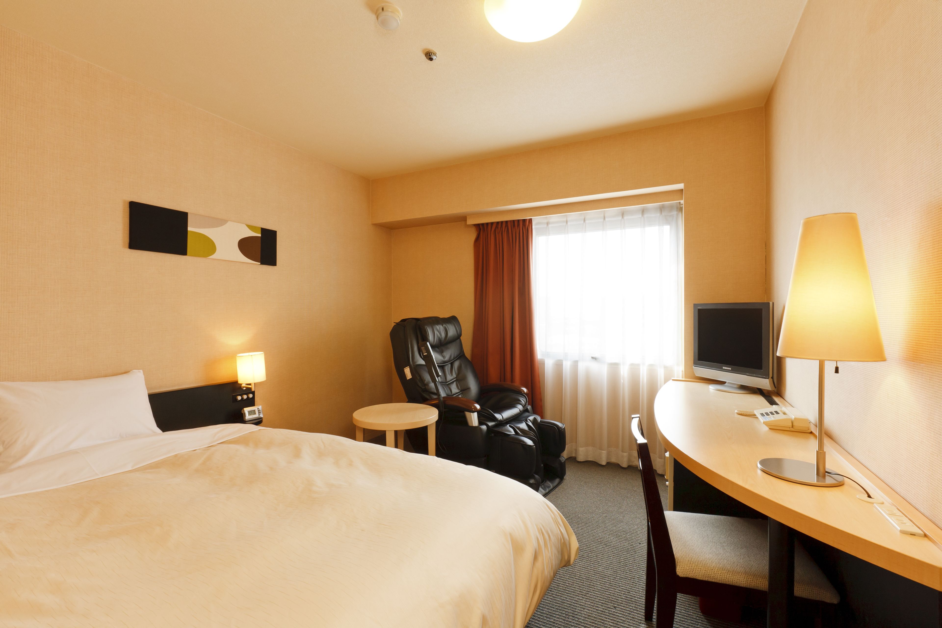 办公桌、遮光窗帘、免费 WiFi、床单