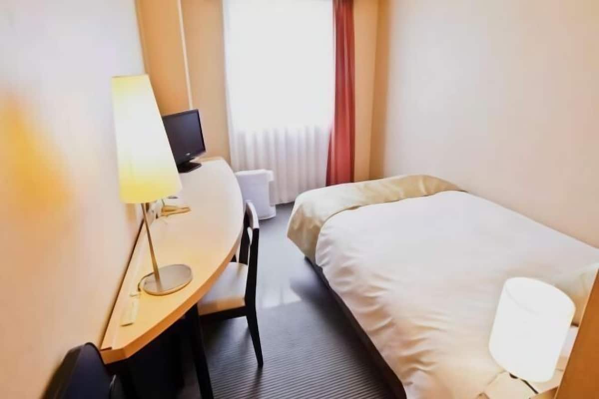 Escritorio, cortinas blackout, wifi gratis y ropa de cama