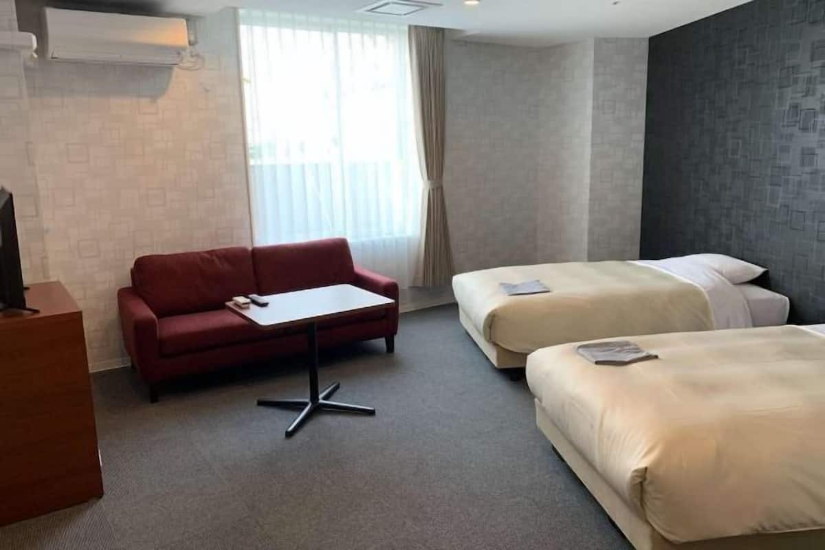 Escritorio, cortinas blackout, wifi gratis y ropa de cama