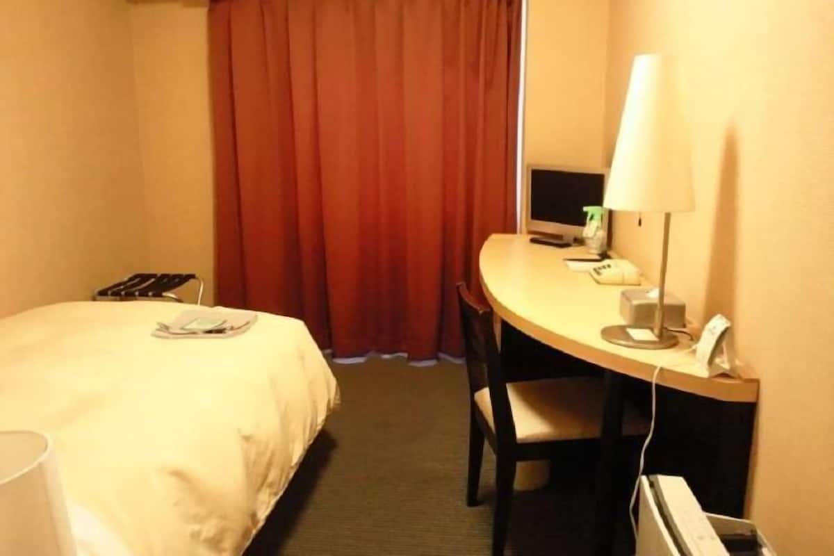 Desk, blackout drapes, free WiFi, bed sheets