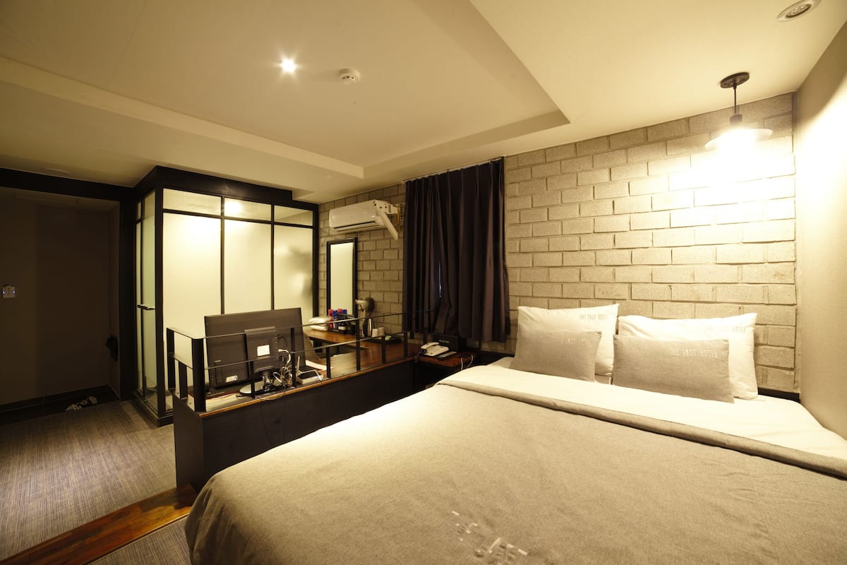 Phòng đôi Deluxe | Trang trí khác biệt, trang bị nội thất với thiết kế riêng biệt, bàn