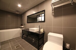 Doppia Premium | Bagno | Set di cortesia gratuito, asciugacapelli, accappatoio, pantofole