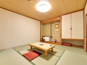 Japanese Style Room, Shared Bathroom with Toilet in Room, Mountain View | Free WiFi, bed sheets - Hotel Parkway (Teshikaga)