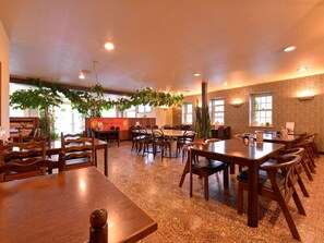 供应早餐和晚餐