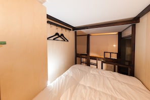 Blackout curtains, iron/ironing board, free WiFi, bed sheets - Inno Family Managed Hostel Roppongi (Tokyo)