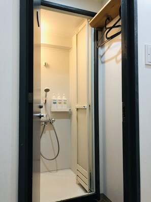 Bathroom shower - Inno Family Managed Hostel Roppongi (Tokyo)