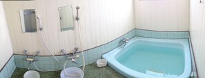 Badewanne und Dusche (separat), kostenlose Toilettenartikel, Handtücher