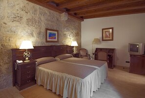 Double Room | Minibar, in-room safe, desk, bed sheets - Señorio de Olmillos (Sasamon)