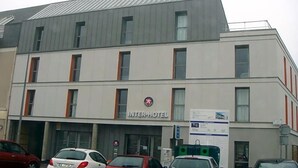 A multi-story building with the sign "INTER-HOTEL" on the facade, featuring a modern architectural design with a flat roof and large windows. - The Originals Access, Hôtel Cholet Gare (Cholet)