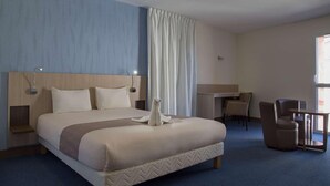 A hotel room with a bed, a desk, chairs, and a window. - The Originals Access, Hôtel Cholet Gare (Cholet)