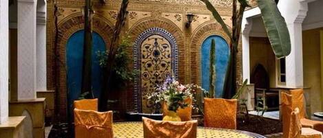 Déjeuner et dîner servis sur place, restauration en plein air