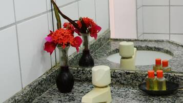 Chuveiro, produtos de toalete grátis, toalhas de banho, sabonete