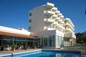 Una piscina al aire libre