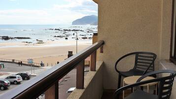 Kamer, 1 twee- of 2 eenpersoonsbedden, terras, gedeeltelijk uitzicht op zee | Kameruitzicht