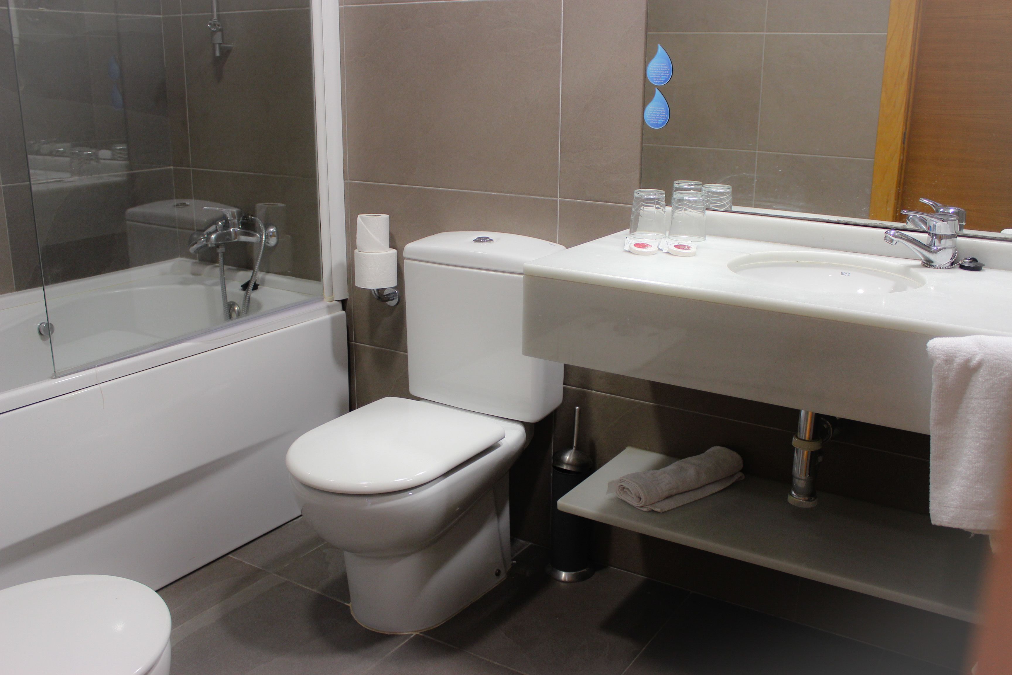 Un baño moderno con bañera, inodoro y lavabo.