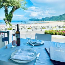 Aperto a colazione, cucina mediterranea, con vista sulla spiaggia