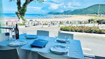 Se sirven desayunos, comidas y cocina mediterránea con vista a la playa