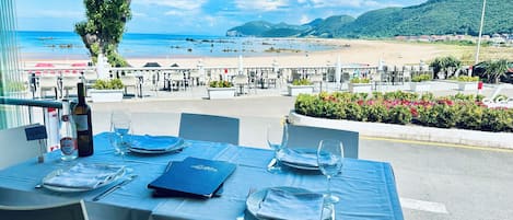 Frühstück, Mittagessen, mediterrane Küche, Blick auf den Strand