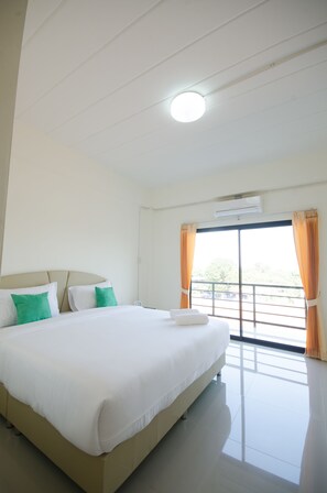Standard Room 1 Double Bed | Desk, free WiFi, bed sheets - Sunee Boutique Hotel (Uttaradit)