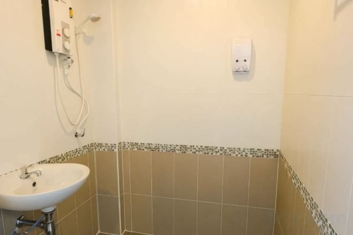 Bathroom | Shower, free toiletries, towels