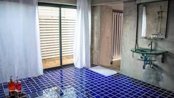 VIP Room | Bathroom | Shower, free toiletries, towels
