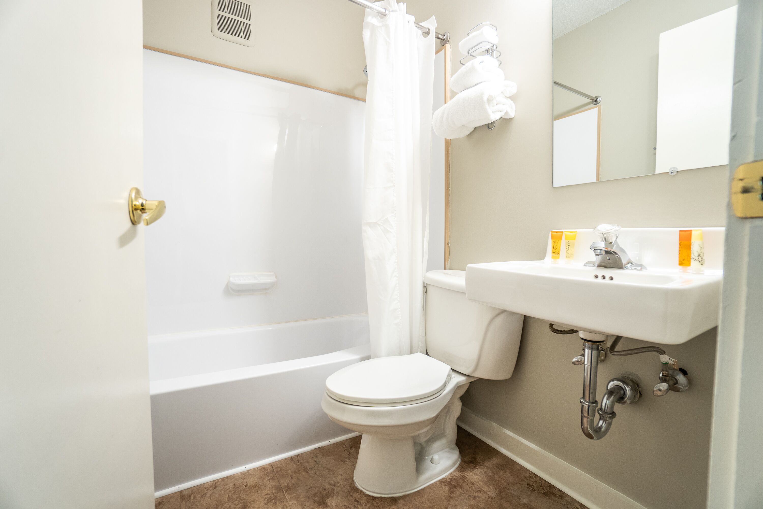 combined shower/bathtub, free toiletries, hair dryer, towels