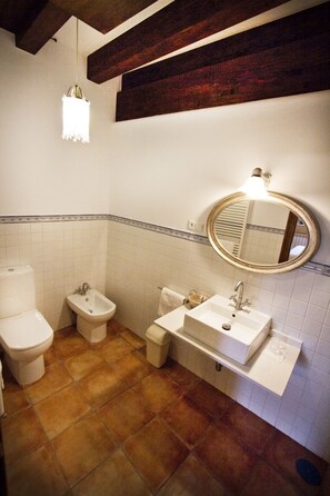 Habitación estándar doble | Baño | Artículos de higiene personal gratuitos, secador de pelo, bidé y toallas