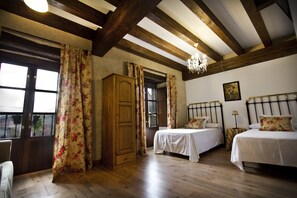 Habitación estándar doble | Ropa de cama de alta calidad, colchones viscoelásticos, cortinas opacas