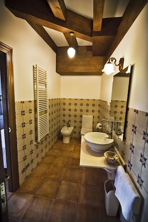 A bathroom with a white sink, a bidet, and a towel rack. - Posada Real del Buen Camino (Villanueva de Campean)