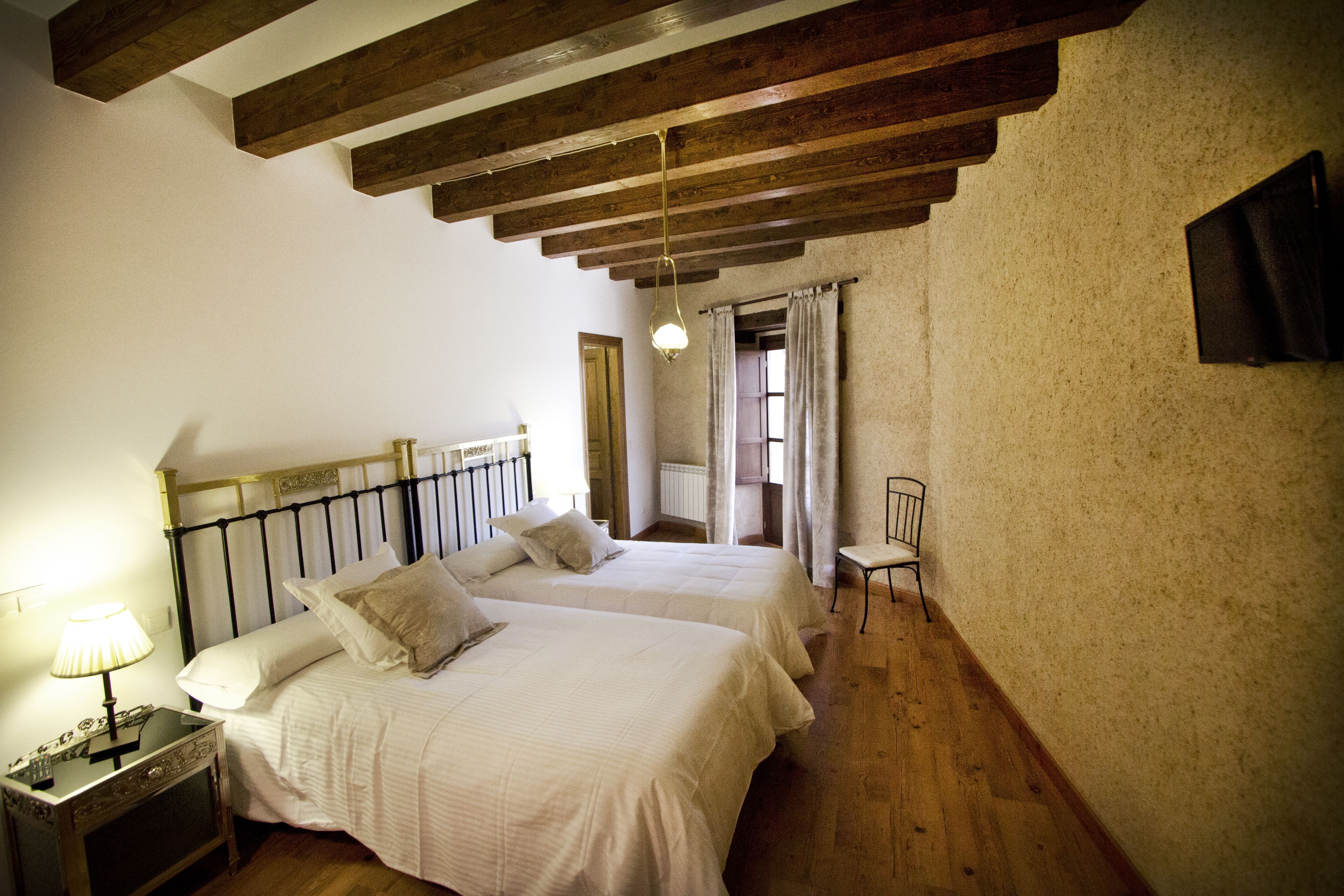 标准双人房 | 高档床上用品、记忆海绵床垫、遮光窗帘、隔音