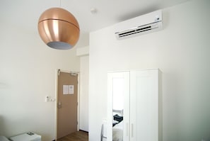 Standard Triple Room, Canal View - Hotel Leidsegracht (Amsterdam)