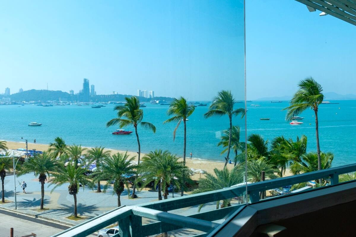 Family Suite Sea View  | 房內夾萬、書桌