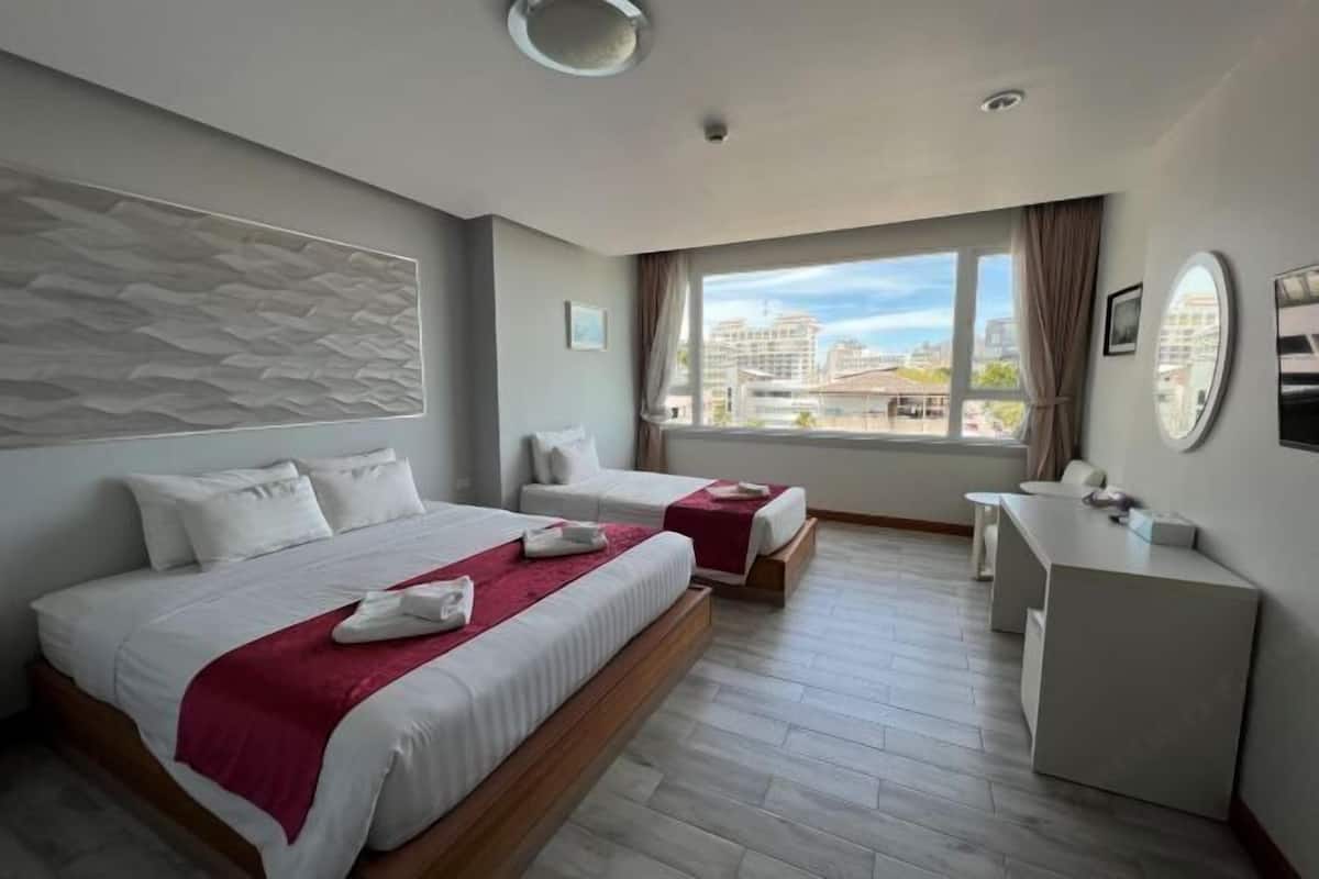 1 habitación, caja de seguridad en la habitación y escritorio